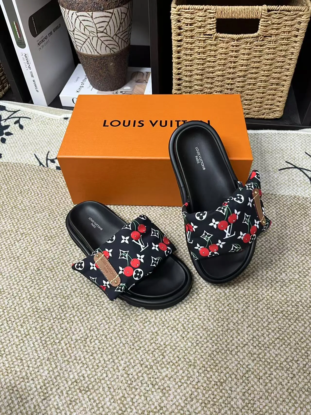 P340 yuan LV Louis Vuitton Full of high-end feel! A popular model among bloggers at home and abroad, it’s retro and fashionable, and looks stunning on your feet! Mainly recommended model on the official website★ ━━━━━ ЅᏇєєt ━━━━━ ▪️Upper: original calfskin ➕5D printing process ▪️Inner: imported mixed sheepskin ▪️Outsole: original molded foam outsole ▪️Size: Female 35-40 Men's 39-44 (women's 41 men's 45)